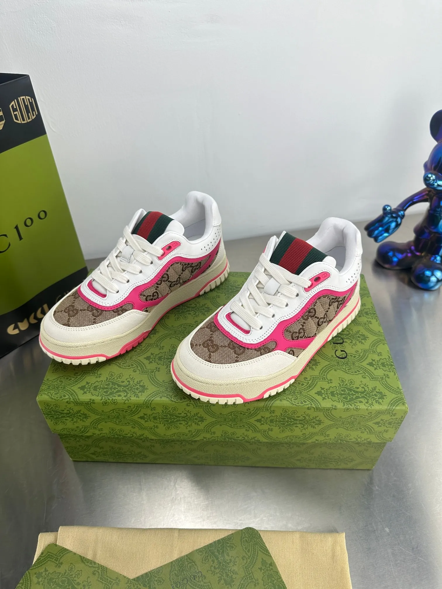 👟👟Ex-factory price 600👟👟 Gucci's latest hot-selling series of high and low-cut distressed couple's sneakers are shipped. The original version is purchased, developed and manufactured. This high-low top sneaker adopts a basketball-style silhouette design, cleverly integrated with hollow panels and distressed effects, showing its unique ingenuity. The ingenuity incorporates brand logo details such as interlocking Double G styling accessories and Gucci lettering, a low-key tribute to the brand's design heritage. Exquisite packaging at the delivery counter 🛍📦 ▪️ Fabric: Original customized imported first-layer cowhide ▪️ Inner lining: Imported first-layer cowhide ▪️ Sole: Original molded TPU sole ▪️ Sole thickness: 3cm ▪️ Size: 35-46 (Male 38 46 customized)